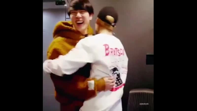 Who gives the best hugs jinmin @opsook