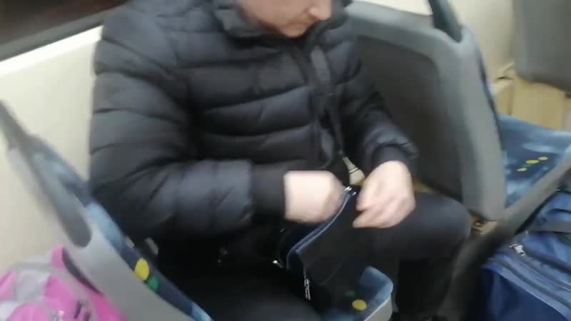 (18+) просто тихонько снял наушники и без лишней дипломатии дал "наморднику" пизды! 🤣🤧