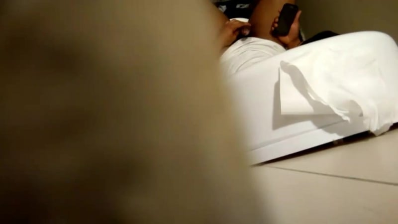 Дрочит парень в туалете, помышляя о минете