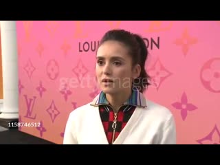 Entrevista de nina dobrev na inauguração do louis vuitton x em beverly hills