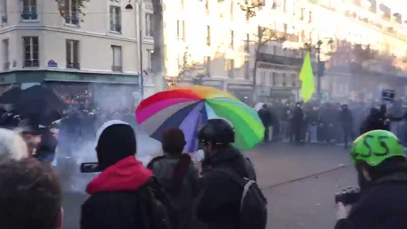 Во франции сегодня проходят массовые протесты против законопроекта «о глобальной безопасности»