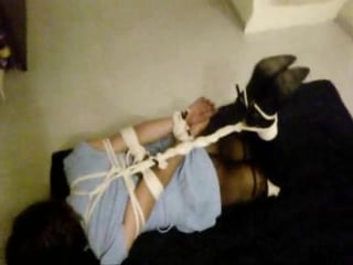 Sumisa brenda en hogtied, parte 2