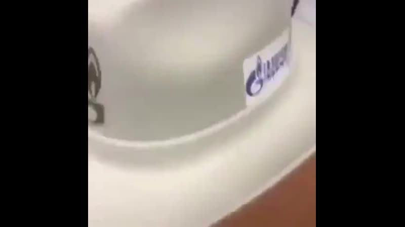 Ямальским вахтовикам, работающим на «газпром добыча уренгой», выдали фирменные каски в форме ковбойской шляпы