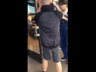 Супер пранкер подкатил к девушке, которая шла с парнем