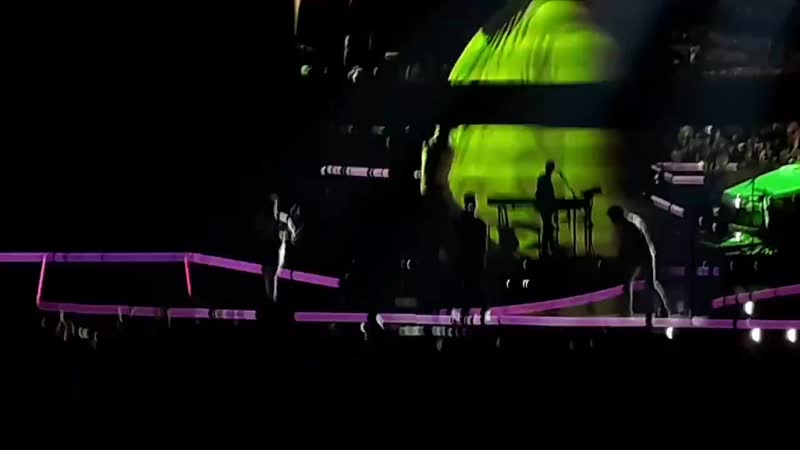 When @nickjonas has to get a new mic so @joejonas hoots at the audience for mp4