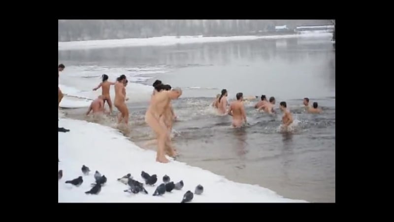 Купання у дніпрі (київ гідропарк) на хрещення