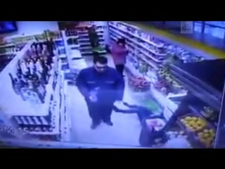 В томском магазине покупатель ударил девушку перед камерой