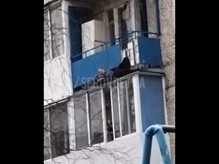 Мужчина вылез с балкона