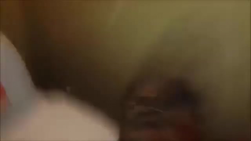 Безумный либерал шизофреник мучает петуха, думая что он русский