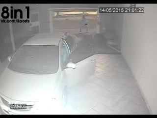 Полицейский стреляет в трёх грабителей в гараже / a plainclothes policeman is porn while returning his car in the garage