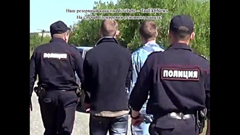 2 селянина по разному молодые девушку и повесили на её джинсах