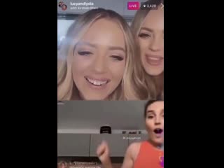 E a perrie que já estava ao vivo no instagram e não sabia haha