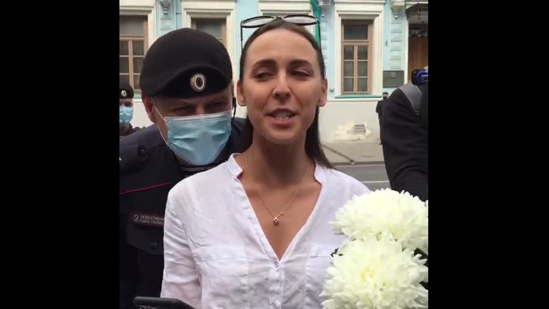 Девушка читает стихи у посольства белоруссии в москве, а полицейский ей мешает