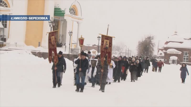 Отмечают крещение и окунаются в прорубь