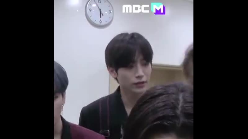 Jungmo wonjin aa come over here jungmo asking wonjin to come to the right side so that he’ll be in the screen attentive hyun