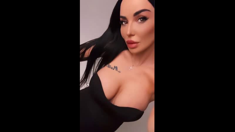 То чувство, когда блюм ушёл, но ты нашла утешение в показывании сисек 🙈