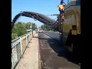 Дорожники выбрасывают асфальт в речку