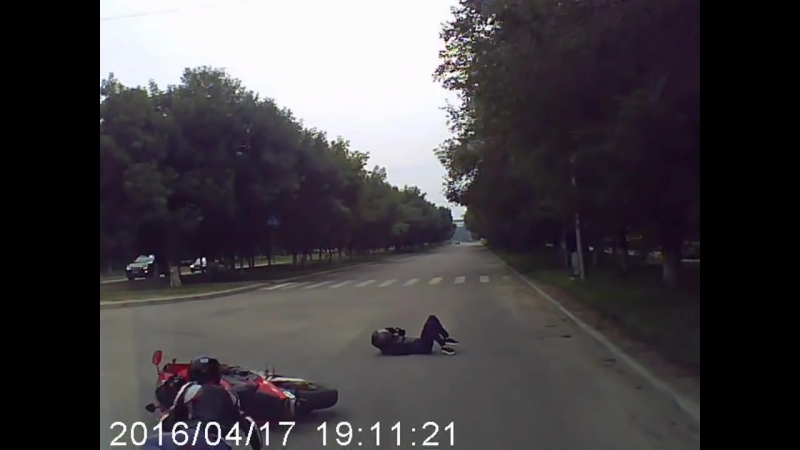 ✔ особое мнение мотоциклист из казахстана, чтобы избежать столкновения с автомобилем, сделал в воздухе сальто (01 08 2016)