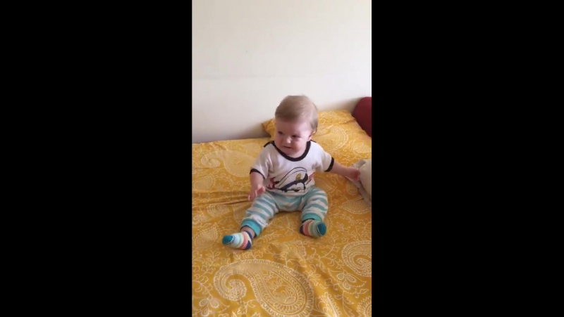 Müzikle oynayan bebek