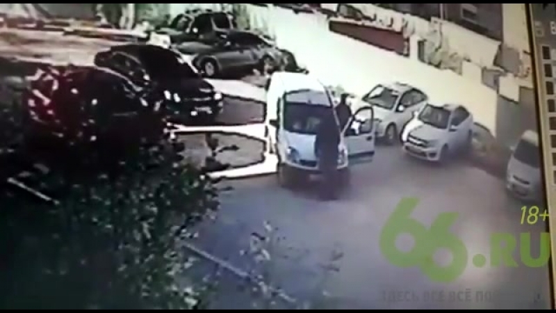 Начальник прокатил на капоте работника, которому задолжал зп