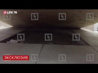 Дыру от подкопа в банке "открытие" оперативно закрыли деревянной доской