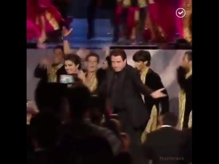 Приянка чопра отожгла на сцене с джоном траволтой