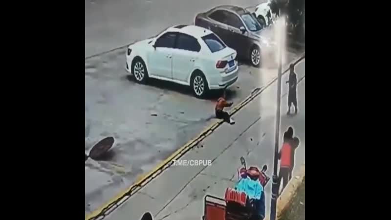 В китае ребенок закинул в канализацию петарду, которая воспламенила скопившиеся газы