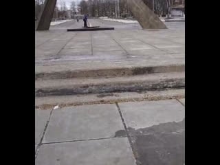 Школьники балуются с вечным огнём