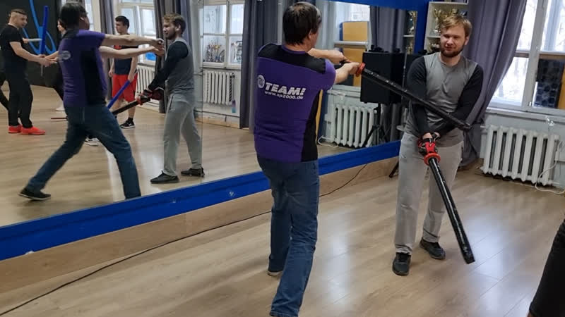 Японское фехтование кендзюцу катаной батман кругом семь и режущий удар поперек корпуса