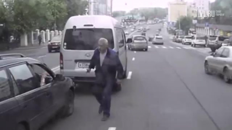 Во владивостоке в районе останои «авангард» водитель микроавтобуса избил пассажира toyota corolla