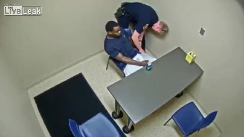 Убийца пытается вырвать оружие копа