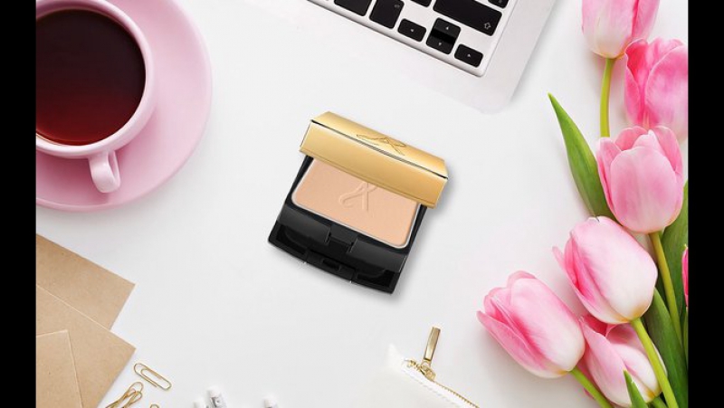Демонстрация нанесения компактной пудры с spf 20 artistry exact fit от amway