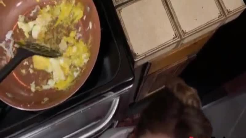 Папа и дочка получают секс на кухне