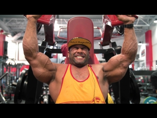 Manuel romero trains delts