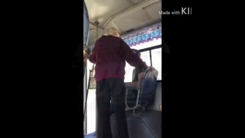 Бабуся выясняет отношения с пацаном, который не уступил ей место