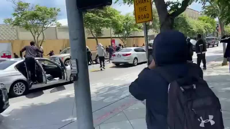 Негры избили белого старика