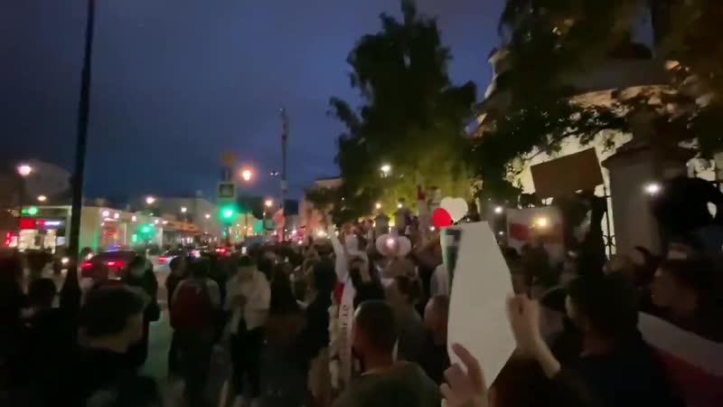 В москве у здания посольства mp4