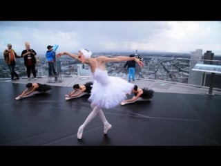 Sterbender schwan in 130 metern höhe nachwuchs ballerina begeistert touristen