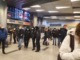 В аэропорту внуково, где собрались сотни людей, чтобы встречать навального, начались задержания