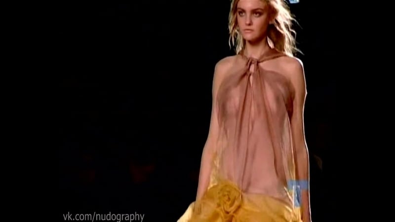 Кэролайн трентини (caroline trentini) в прозрачной одежде на подиуме