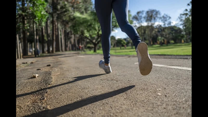 В подмосковье неизвестный молодые школьницу на пробежке, затащив в кусты и пригрозив ножом