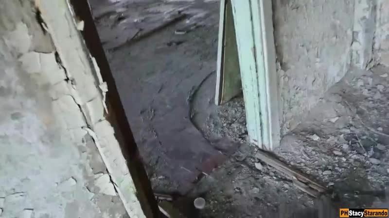 На заброшке девушка сразу возбудилась и полезла в трусы