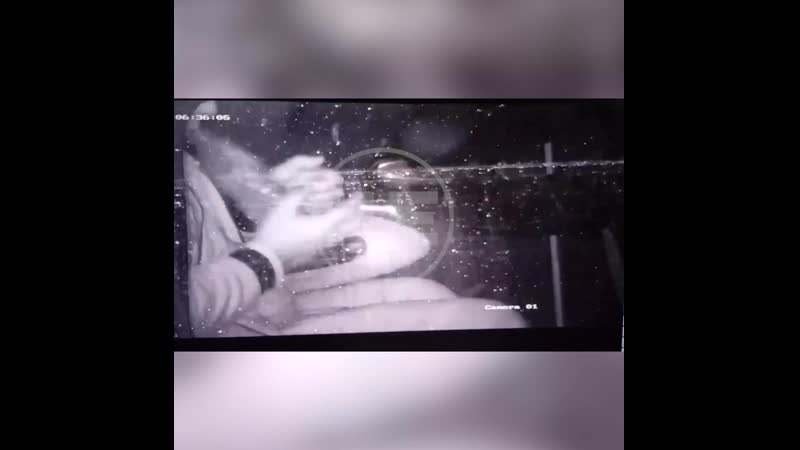 В химках камера сняла на видео водителя такси, который балуется гашишем на заднем сиденье