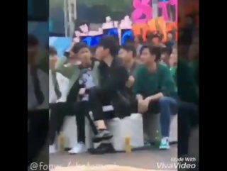 Крист не может перестать обнимать своего парня