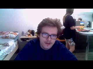 Играю гражданскую оборону, пока меня стрижёт девушка