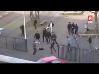 How dutch people react to a guy with a knife threatening a school