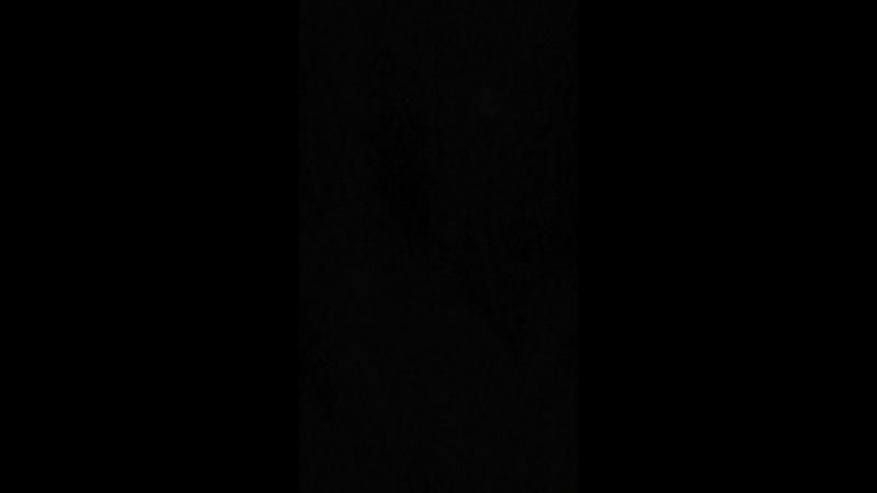 Закрылся в ванной только с фонариком