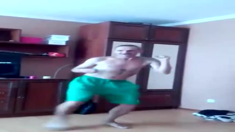 Мопс кайфует и танцует под чиф кифа