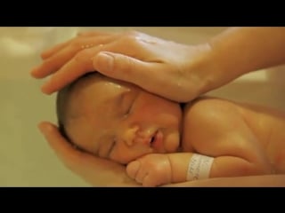 Медсестра моет младенца (360p) mp4