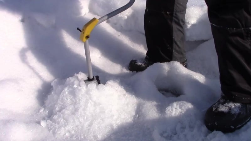 Поход в лес зимой на рыбалку лыжи, зимняя рыбалка, снегоход